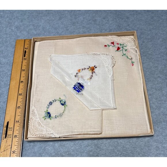 Vintage Handkerchief Set W/ Embroidered Floral Patterns Crochet Lace Edges Origi - Picture 7 of 8